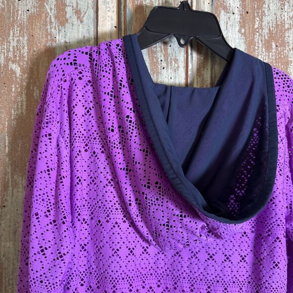 Title Nine Top Woman’s Size Medium Purple Long Sleeve Hooded Lace Cutout Pattern - Picture 7 of 8